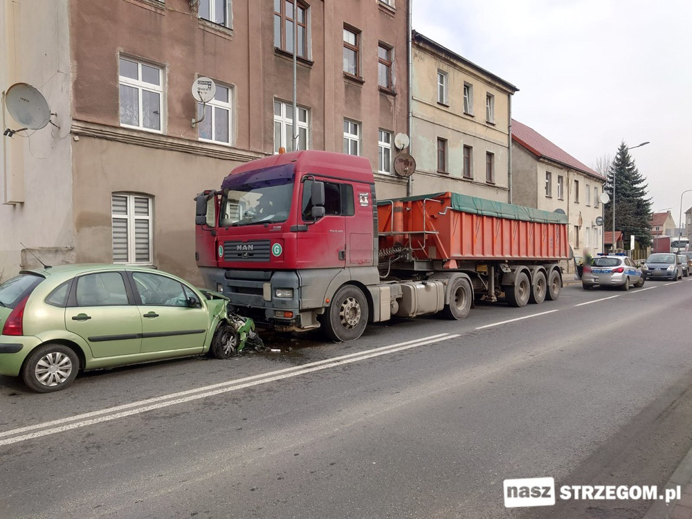 Czołowe zderzenie samochodu osobowego z ciężarowym na ulicy Kasztelańskiej [FOTO] 